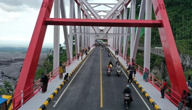 
					RAMAI: Keramaian di Jembatan Gladak Perak Lumajang saat sore hari. (foto: IG Thoriqul Haq)