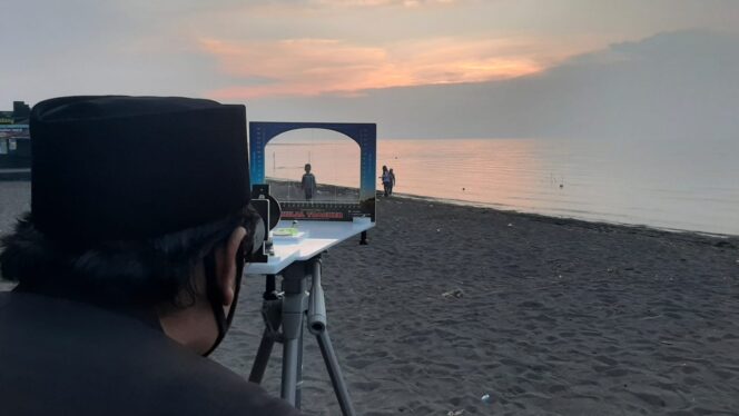 
					Proses rukyatul hilal kemenag setempat di Pantai Duta Paiton beberapa waktu lalu.