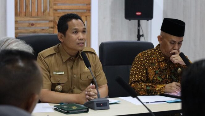 
					TERBUKA: Bupati Lumajang, Thoriqul Haq saat menerima visitasi Komisioner Bidang Penyelesaian Sengketa Informasi KI Pusat, Syawaludin. (foto: Kominfo Kab. Lumajang)
