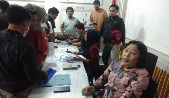 
					KLARIFIKASI: KPU Lumajang memanggil PPK dan PPS terindikasi pengurus parpol untuk klarifikasi. (foto: Asmadi)