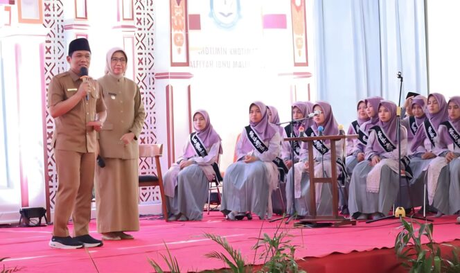 
					KOMPAK: Bupati dan Wakil Bupati Lumajang menghadiri Ikhtitamiddurus Alfiyah Ibnu Malik dan Tahaffudhil Qur'an di Ponpes Yahtadi Klakah. (foto: Asmadi)