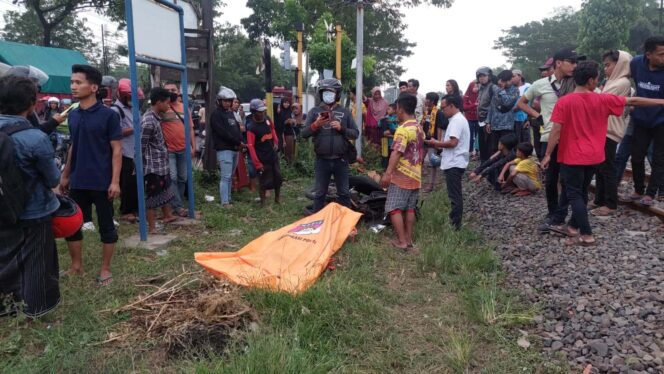 
					Korban kecelakaan KA usai dimasukkan ke kantong mayat.