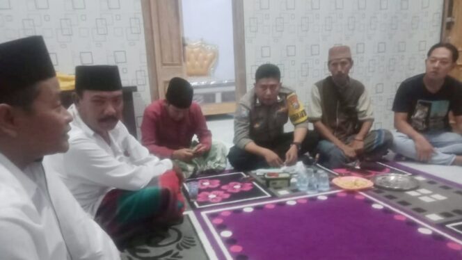 
					Kapolsek Sumberasih dan Kades Banjarsari koordinasi terkait perlintasan (istimewa).