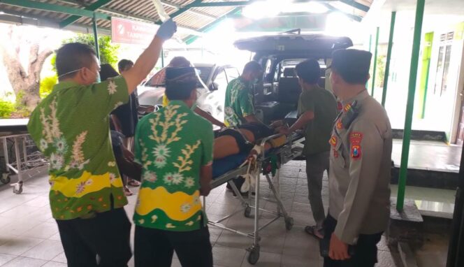 
					SEKARAT: Ahmad Suharjo dievakuasi ke Puskesmas Purwodadi pasca tersengat aliran listrik. (foto: Moh. Rois)