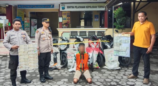 
					DITANGKAP: Pelaku serta barang bukti yang diamankan oleh Polsek Tempeh, Polres Lumajang. (foto: Asmadi)