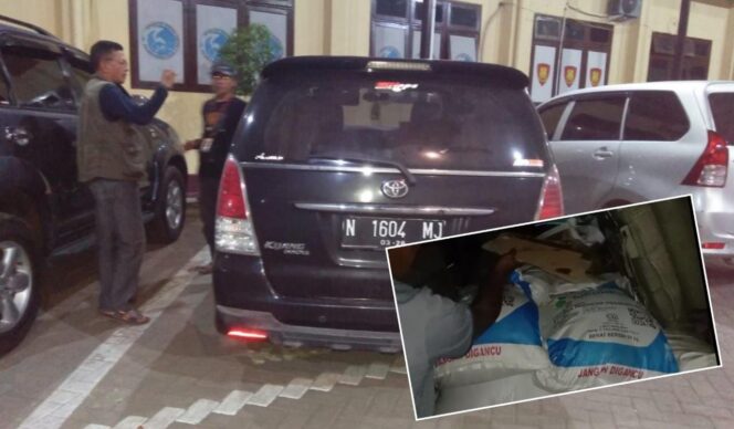 
					TIMBUN: 12 sak pupuk subsidi ditemukan dalam Toyoya Kijang Innova hitam berplat N 1604 MJ. (foto: Ainul Jannah)