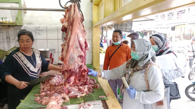 
					Sepekan Jelang Lebaran, Pemkab Lumajang Sisir Pasar Cek Daging Sapi, ini Hasilnya