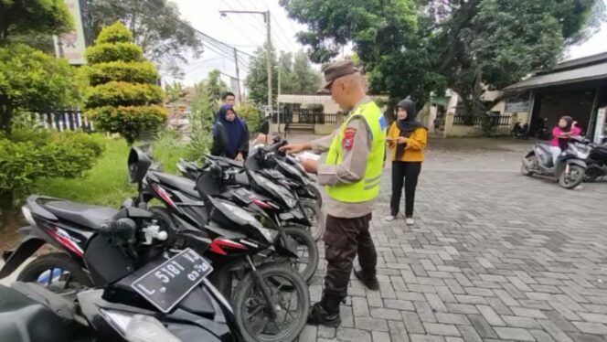 
					DITITIPKAN : Pemudik mulai menitipkan kendaraan, salah satunya di Polsek Paiton. (foto: Ainul Jannah)