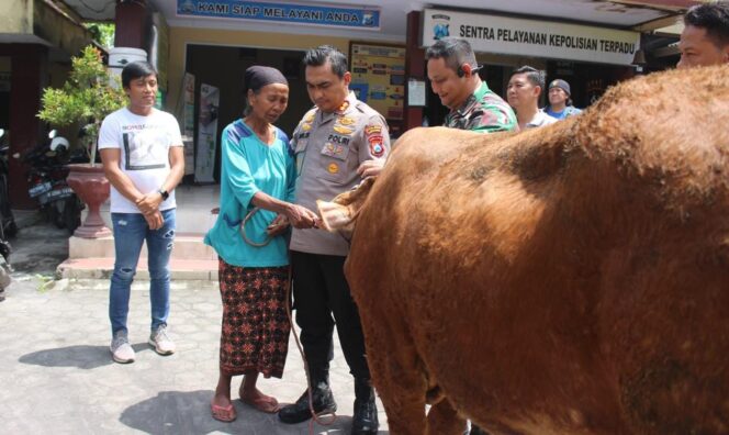 
					HARU: Mak Sami menangis haru saat menerima pengembalian sapi oleh Kapolres Lumajang. (foto: Asmadi)
