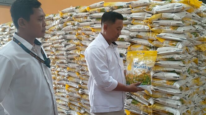 
					BANYAK PERMINTAAN: Stok beras di gudang Bulog Sub Divre Probolinggo. (foto: dok).