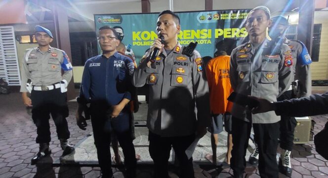 
					TERTANGKAP: Polres Probolinggo Kota merilis penangkapan 2 pelaku pengeroyokan di Mayangan. (foto: Hafiz Rozani)