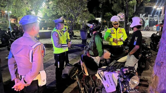 
					DITILANG : Petugas Satlantas Polres Probolinggo saat menilang motor sport brong yang diduga dipersiapkan untuk balap liar. (foto: Ainul Jannah)