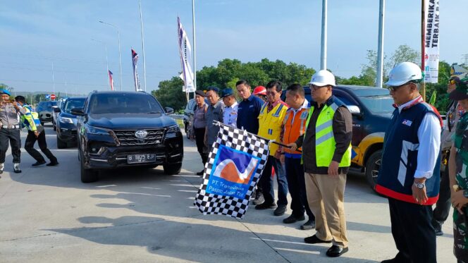 
					DIBUKA: Wabup Probolinggo, Timbul Prihanjoko, mengibarkan bendera sebagai simbol dibukanya Tol Paspro Seksi 4. (foto: Ali Yak'lu)