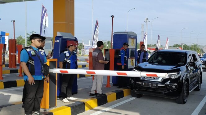 
					Kendaraan Fajar saat memasuki tol Paspro Seksi 4 dari arah Gending.