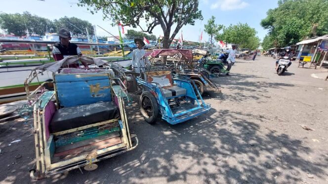 
					Becak motor dan perahu penyeberangan menunggu penumpang warga Pulau Giliketapang