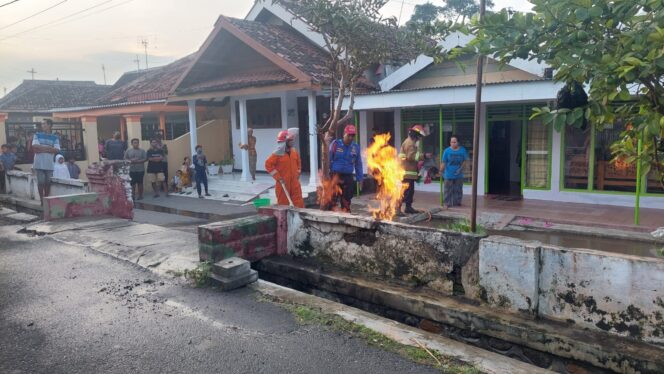 
					Petugas damkar memadamkan api yang membakar jaringan gas.