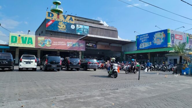 
					Halaman Parkir Diva Swalayan yang akan dijadikan lokasi salat id oleh PCM Kraksaan dan Krejengan, Jumat mendatang.