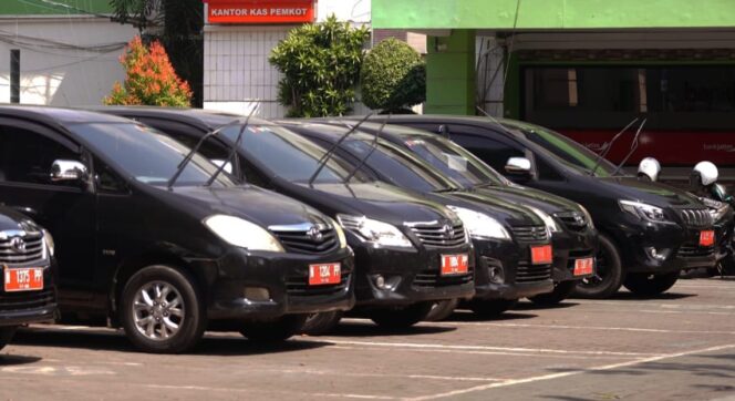 
					DIPARKIR: Mobil dinas ASN sudah terparkir di halaman belakang kantor Wali Kota Probolinggo. (foto: Hafiz Rozani)