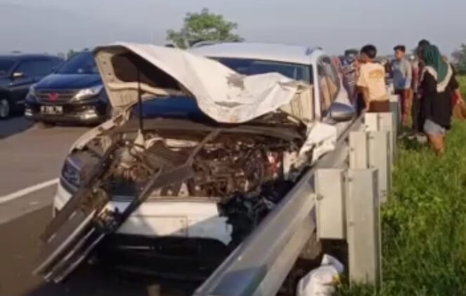 
					Kondisi kedua kendaraan yang ringsek usai bertabrakan.