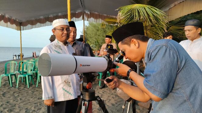 
					PANTAU: Proses pemantauan hilal di Pantai Duta Paiton. (foto: Ali Yak'lu)