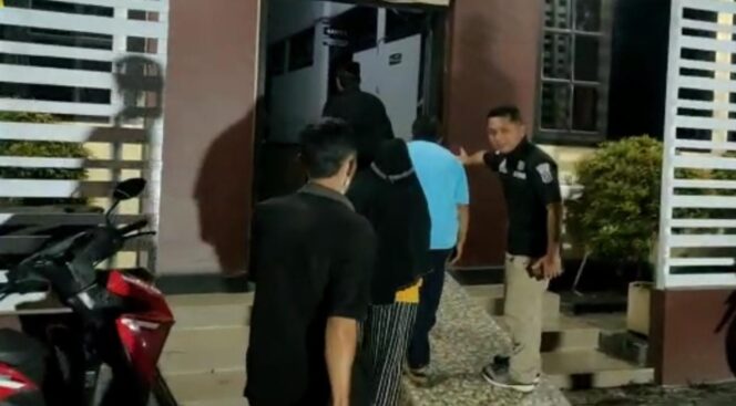 
					DITANGKAP: Remaja inisial M-S-A bersama keluarganya tiba di Mapolres Probolinggo Kota. (foto: Hafiz Rozani)