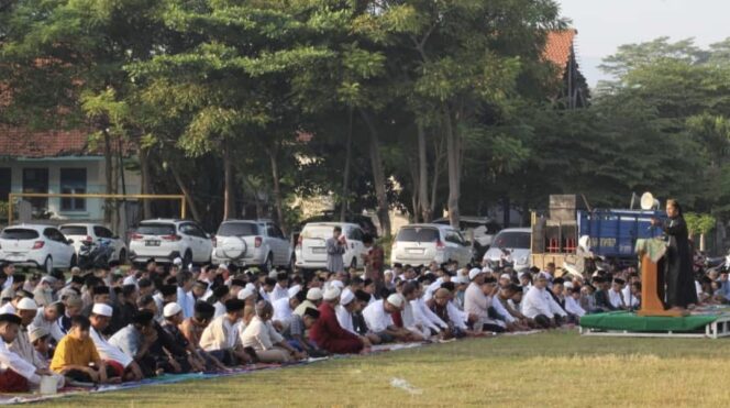 
					Warga Muhammadiyah sedang melaksanakan salat id di Lapangan Paiton