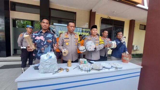 
					Kapolres Probolinggo Kota merilis pelaku pembuat mercon.