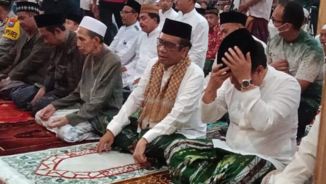 
					SALAT IED: Menko Polhukam, Mahfud MD (bersorban) saat salat Ied di masjid Jamik PPNJ. (foto: Ainul Jannah)