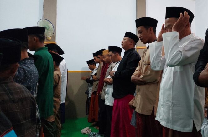 
					Jamaah Aboge di Desa/Kecamatan Leces, Kabupaten Probolinggo melaksanakam sholat Idul Fitri. (Foto: Hafiz Rozani)