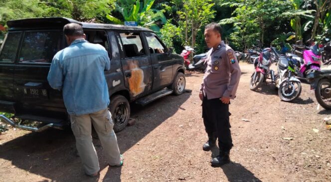 
					TERBAKAR: Petugas kepolisian mendatangi lokasi kejadian di Desa Curah Temu, Kec. Kotaanyar. (foto: Ainul Jannah).