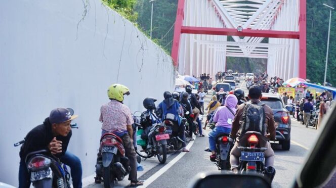 
					Jembatan Gladak Perak Lumajang dipadati pemudik dan wisatawan. (foto: Asmadi)