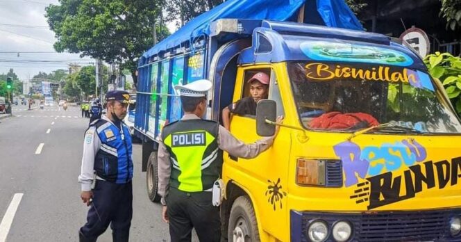 
					DIBATASI: Petugas gabungan mencegat truk bermuatan pasir yang melintas di jalur selatan Lumajang. (foto: Asmadi)