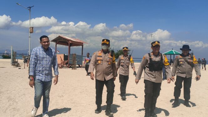 
					Petugas gabungan berpatroli di pantai Giliketapang, Kabupaten Probolinggo.