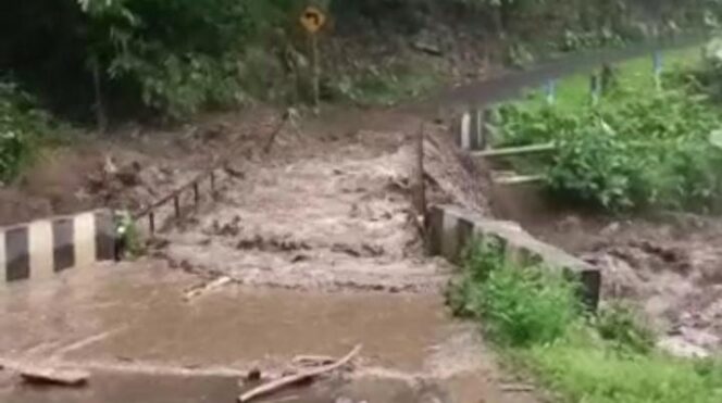 
					Tangkapan layar banjir bandang tenggelamkan jembatan di Lumajang. 
