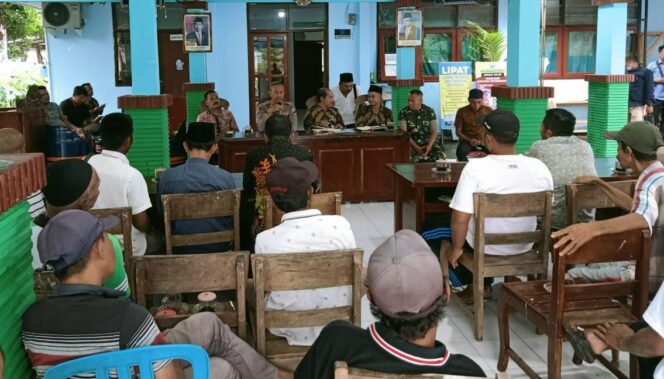 
					PROTES: Sejumlah petani saat melurug kantor Kecamatan Pakuniran. (foto: Ainul Jannah)