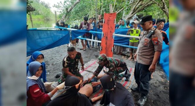 
					SELAMAT: Tim SAR BPBD Lumajang berhasil mengevakuasi korban terseret arus. (foto: Asmadi)