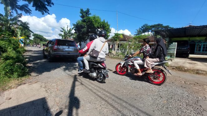 
					RUSAK: Ruas jalan di Kecamatan Tegalsiwalan yang kondisinya rusak parah. (foto: Hafiz Rozani)