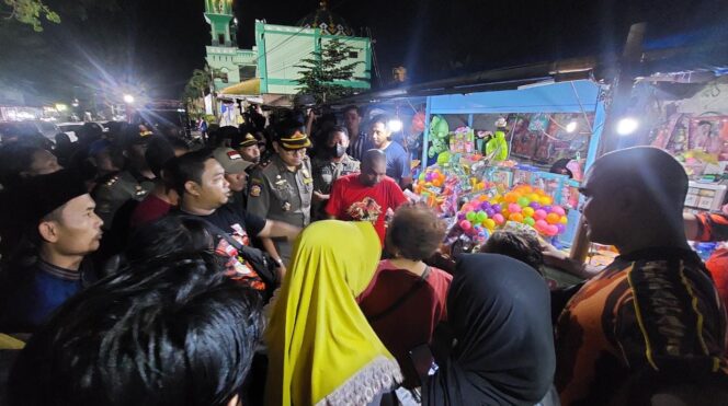 
					CEK-COK: Satpol PP Kota Probolinggo mendapat perlawanan dari PKL yang dibekingi ormas. (foto: Hafiz Rozani)
