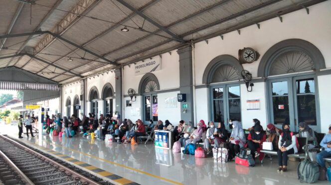 
					Sejumlah penumpang sedang menunggu kedatang kereta api di stasiun Probolinggo (istimewa)
