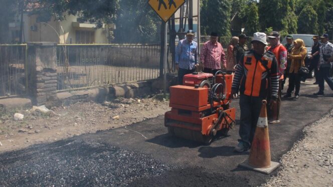 
					TINJAU: Wabup Probolinggo, Timbul Prihanjoko (mengenakan baju kotak-kotak merah) meninjau perbaikan jalan rusak di wilayah Kecamatan Gending. (foto: Diskominfo Kab. Probolinggo)