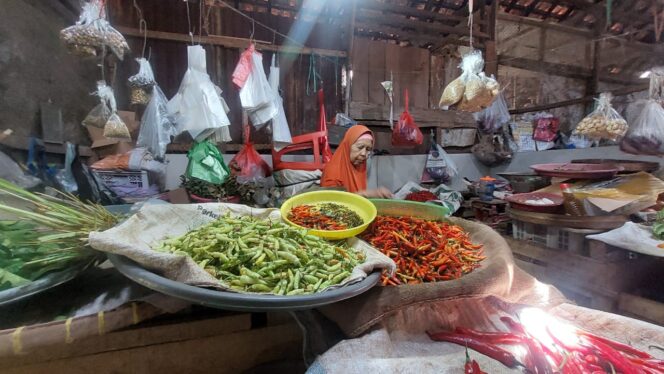 
					TURUN HARGA: Pedagang Pasar Baru, Kota Probolinggo melayani pembeli. (foto: Hafis Rozani)