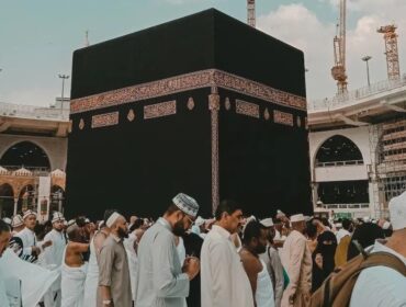 Jamaah haji mengelilingi Ka'bah di Mekah Al-Mukarromah saat musim haji. (foto: istimewa)