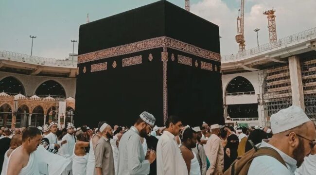 Jamaah haji mengelilingi Ka'bah di Mekah Al-Mukarromah saat musim haji. (foto: istimewa)