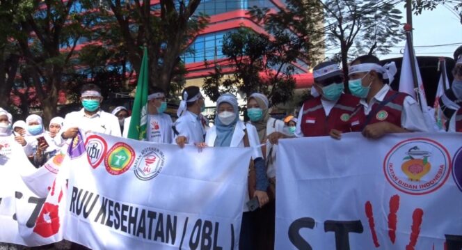 
					DEMO: Paramedis di Pasuruan turun jalan tolak RUU Omnibus Law. (foto: Moh. Rois).