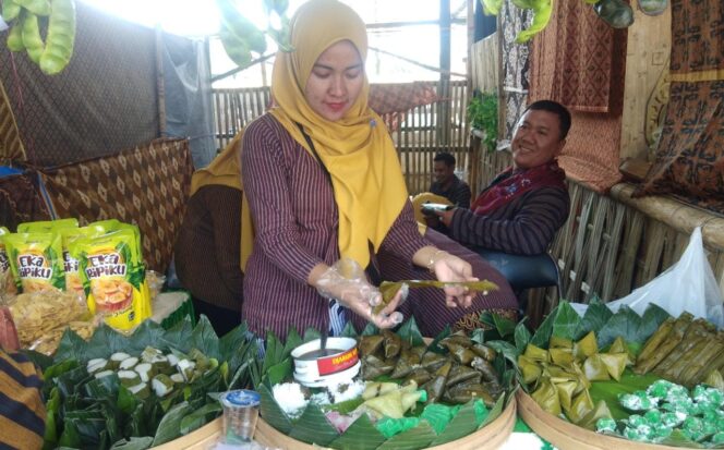 
					FAVORIT: Kue lupis yang dipamerkan dalam Pasar Rakjat Loemadjang Mbiyen jadi favorit pengunjung. (foto: Asmadi)