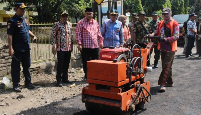 
					Foto: Wakil Bupati Probolinggo, Timbul Prihanjoko (mengenakan baju kotak-kotak merah putih).