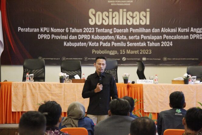 
					Radfan Faisal, Komisioner KPU Divisi Sosdiklih dan Parmas melakukan sosialisasi.