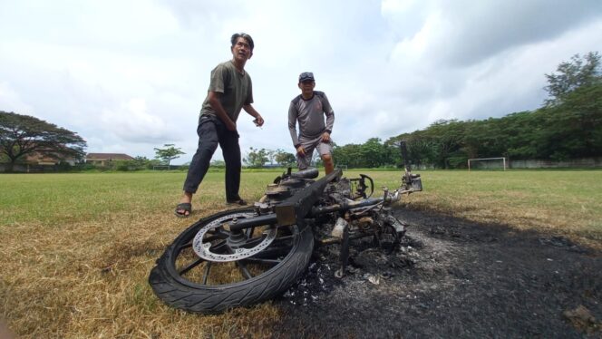 
					HANGUS: Motor terduga pelaku pasca dibakar massa. (foto: Moh. Rois)
