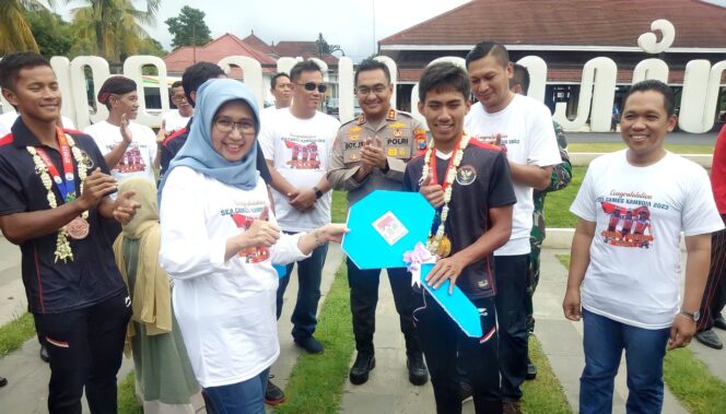 
					APRESIASI: Bupati dan Wakil Bupati Lumajang memberikan hadiah secara simbolis kepada atlet sepeda peraih medali emas Sea Games. (foto: Asmadi)