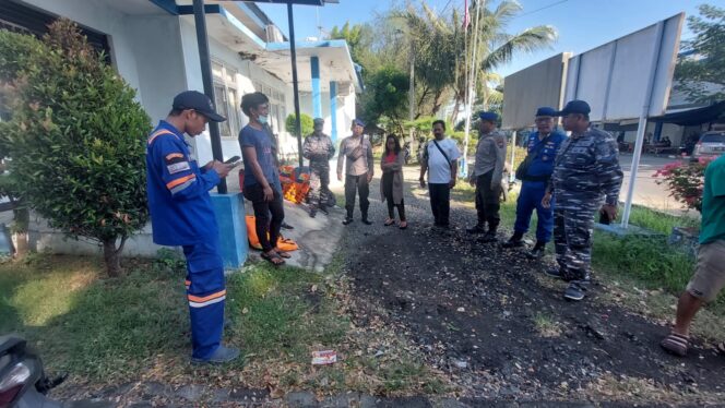 
					Sebanyak lima ABK KM. Artha Mina Santosa saat berada di Pos Kamladu Mayangan usai dievakuasi.